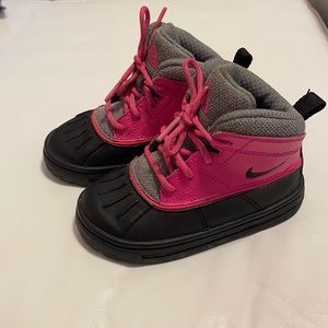 Toddler Girl Nike ACG Boots Size 7!